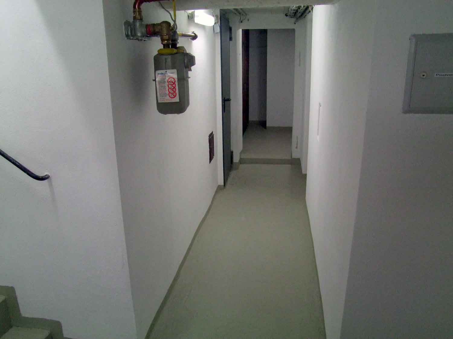 Frisch sanierter Kellerflur mit abgedichteten Wänden und Boden – Feuchteschutzmaßnahme zur nachhaltigen Trockenlegung von Kellerräumen.