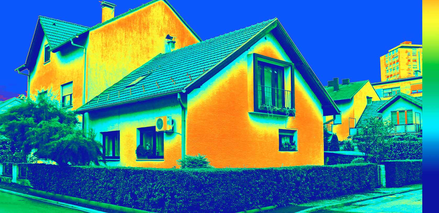 Thermografische Aufnahme eines Einfamilienhauses – farbliche Darstellung von Wärmeverlusten an Fassade, Fenstern und Dach.